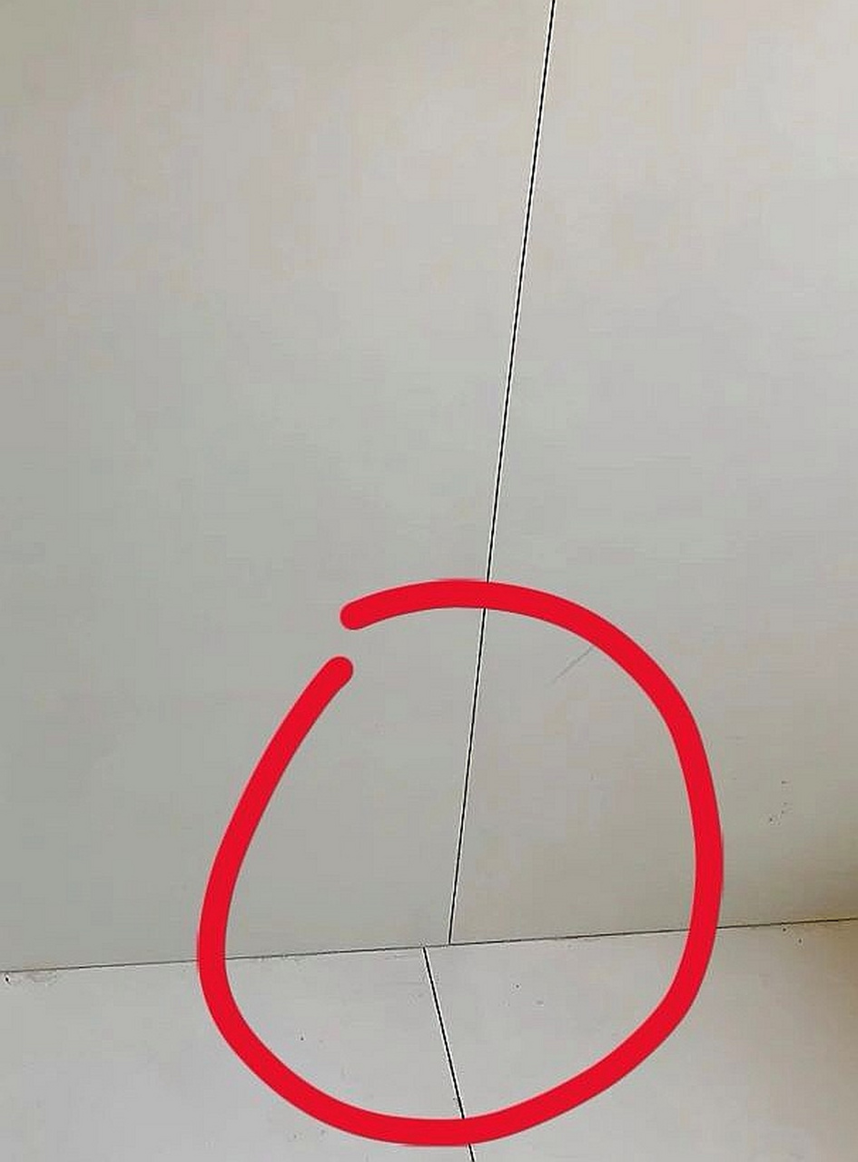 浴室墙面砖翘起来(浴室墙面瓷砖空鼓了怎么办)